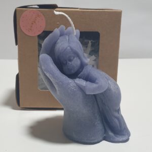 Hand hält Mädchen