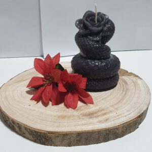 Schlangenkörper mit Rosenkopf